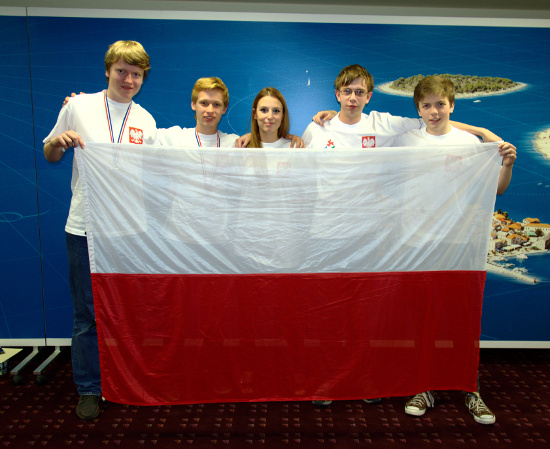 Reprezentanci Polski na CEOI 2013 razem z jedną z organizatorek